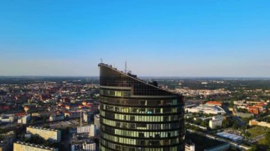 Şehir merkezindeki gökdelen Gökyüzü Kulesi Avrupa iş merkezi Wroclaw Polonya
