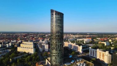 Şehir merkezindeki gökdelen Gökyüzü Kulesi Avrupa iş merkezi Wroclaw Polonya