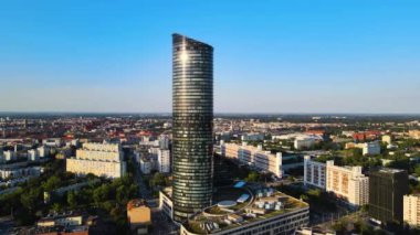 Şehir merkezindeki gökdelen Gökyüzü Kulesi Avrupa iş merkezi Wroclaw Polonya