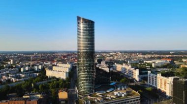Şehir merkezindeki gökdelen Gökyüzü Kulesi Avrupa iş merkezi Wroclaw Polonya