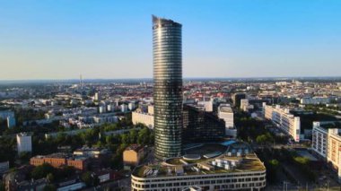 Şehir merkezindeki gökdelen Gökyüzü Kulesi Avrupa iş merkezi Wroclaw Polonya