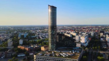 Şehir merkezindeki gökdelen Gökyüzü Kulesi Avrupa iş merkezi Wroclaw Polonya