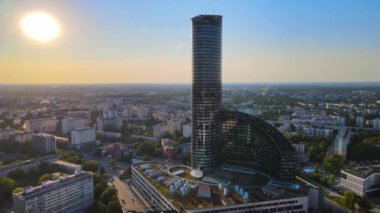 Şehir merkezindeki gökdelen Gökyüzü Kulesi Avrupa iş merkezi Wroclaw Polonya