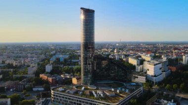 Şehir merkezindeki gökdelen Gökyüzü Kulesi Avrupa iş merkezi Wroclaw Polonya