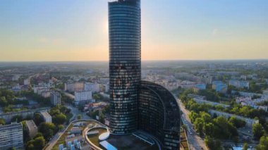 Şehir merkezindeki gökdelen Gökyüzü Kulesi Avrupa iş merkezi Wroclaw Polonya