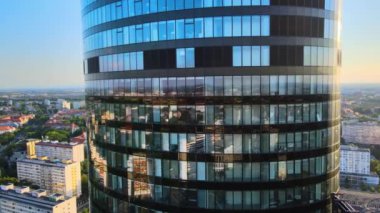 Şehir merkezindeki gökdelen Gökyüzü Kulesi Avrupa iş merkezi Wroclaw Polonya