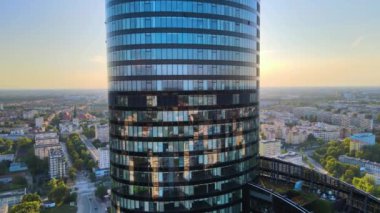 Şehir merkezindeki gökdelen Gökyüzü Kulesi Avrupa iş merkezi Wroclaw Polonya
