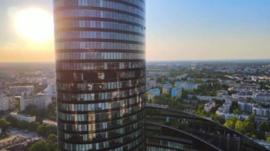 Şehir merkezindeki gökdelen Gökyüzü Kulesi Avrupa iş merkezi Wroclaw Polonya