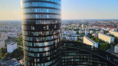 Şehir merkezindeki gökdelen Gökyüzü Kulesi Avrupa iş merkezi Wroclaw Polonya