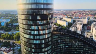 Şehir merkezindeki gökdelen Gökyüzü Kulesi Avrupa iş merkezi Wroclaw Polonya