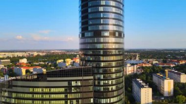 Şehir merkezindeki gökdelen Gökyüzü Kulesi Avrupa iş merkezi Wroclaw Polonya