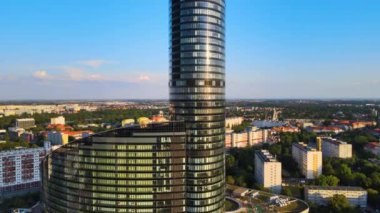 Şehir merkezindeki gökdelen Gökyüzü Kulesi Avrupa iş merkezi Wroclaw Polonya