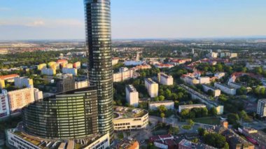 Şehir merkezindeki gökdelen Gökyüzü Kulesi Avrupa iş merkezi Wroclaw Polonya