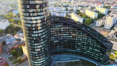 Şehir merkezindeki gökdelen Gökyüzü Kulesi Avrupa iş merkezi Wroclaw Polonya