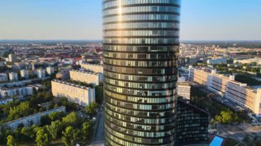 Şehir merkezindeki gökdelen Gökyüzü Kulesi Avrupa iş merkezi Wroclaw Polonya