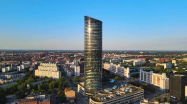 Şehir merkezindeki gökdelen Gökyüzü Kulesi Avrupa iş merkezi Wroclaw Polonya