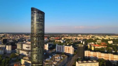 Şehir merkezindeki gökdelen Gökyüzü Kulesi Avrupa iş merkezi Wroclaw Polonya