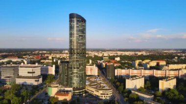Şehir merkezindeki gökdelen Gökyüzü Kulesi Avrupa iş merkezi Wroclaw Polonya