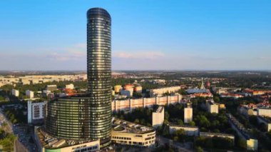 Şehir merkezindeki gökdelen Gökyüzü Kulesi Avrupa iş merkezi Wroclaw Polonya
