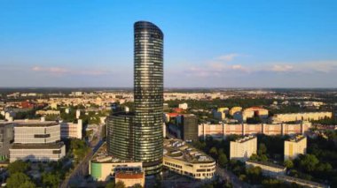 Şehir merkezindeki gökdelen Gökyüzü Kulesi Avrupa iş merkezi Wroclaw Polonya