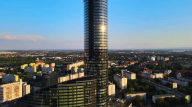 Şehir merkezindeki gökdelen Gökyüzü Kulesi Avrupa iş merkezi Wroclaw Polonya