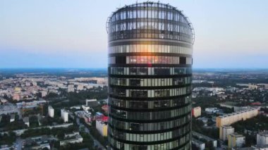 Şehir merkezindeki gökdelen Gökyüzü Kulesi Avrupa iş merkezi Wroclaw Polonya