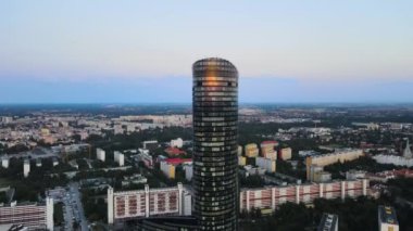 Şehir merkezindeki gökdelen Gökyüzü Kulesi Avrupa iş merkezi Wroclaw Polonya