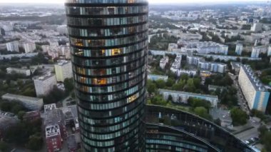 Şehir merkezindeki gökdelen Gökyüzü Kulesi Avrupa iş merkezi Wroclaw Polonya
