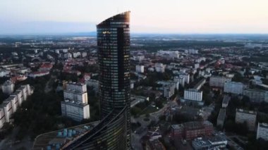 Şehir merkezindeki gökdelen Gökyüzü Kulesi Avrupa iş merkezi Wroclaw Polonya