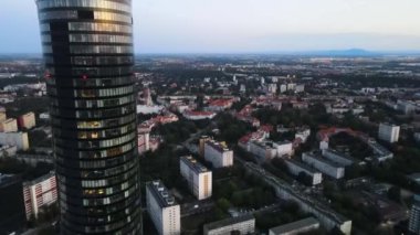 Şehir merkezindeki gökdelen Gökyüzü Kulesi Avrupa iş merkezi Wroclaw Polonya