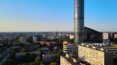 Şehir merkezindeki gökdelen Gökyüzü Kulesi Avrupa iş merkezi Wroclaw Polonya