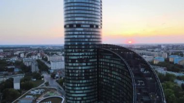 Şehir merkezindeki gökdelen Gökyüzü Kulesi Avrupa iş merkezi Wroclaw Polonya