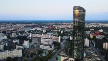Şehir merkezindeki gökdelen Gökyüzü Kulesi Avrupa iş merkezi Wroclaw Polonya