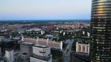 Şehir merkezindeki gökdelen Gökyüzü Kulesi Avrupa iş merkezi Wroclaw Polonya