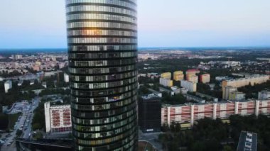 Şehir merkezindeki gökdelen Gökyüzü Kulesi Avrupa iş merkezi Wroclaw Polonya