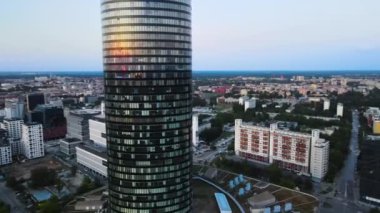 Şehir merkezindeki gökdelen Gökyüzü Kulesi Avrupa iş merkezi Wroclaw Polonya