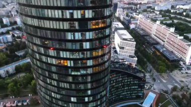 Şehir merkezindeki gökdelen Gökyüzü Kulesi Avrupa iş merkezi Wroclaw Polonya