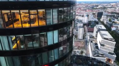 Şehir merkezindeki gökdelen Gökyüzü Kulesi Avrupa iş merkezi Wroclaw Polonya