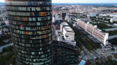 Şehir merkezindeki gökdelen Gökyüzü Kulesi Avrupa iş merkezi Wroclaw Polonya