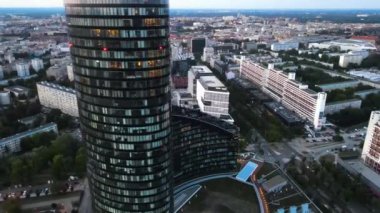 Şehir merkezindeki gökdelen Gökyüzü Kulesi Avrupa iş merkezi Wroclaw Polonya