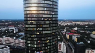 Şehir merkezindeki gökdelen Gökyüzü Kulesi Avrupa iş merkezi Wroclaw Polonya