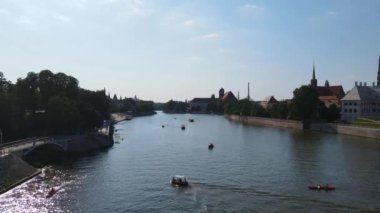 Avrupa 'nın güzel şehri Odra Nehir Uçuşu bir Wroclaw Polonya' dan ateş açtı.