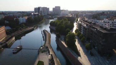 Avrupa 'nın güzel şehri Odra Nehir Uçuşu bir Wroclaw Polonya' dan ateş açtı.