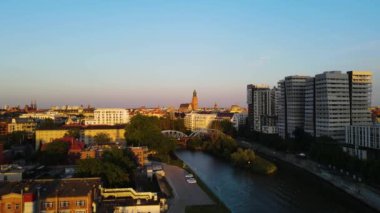 Avrupa 'nın güzel şehri Odra Nehir Uçuşu bir Wroclaw Polonya' dan ateş açtı.
