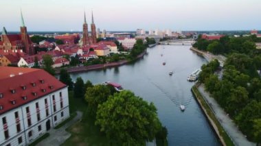 Avrupa 'nın güzel şehri Odra Nehir Uçuşu bir Wroclaw Polonya' dan ateş açtı.