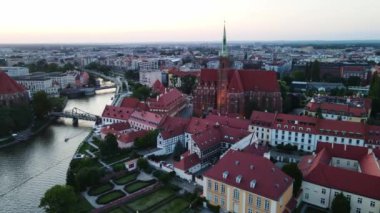 Avrupa 'nın güzel şehri Odra Nehir Uçuşu bir Wroclaw Polonya' dan ateş açtı.