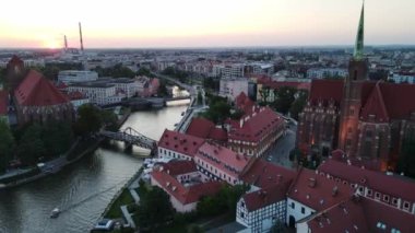 Avrupa 'nın güzel şehri Odra Nehir Uçuşu bir Wroclaw Polonya' dan ateş açtı.