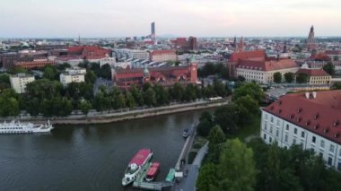 Avrupa 'nın güzel şehri Odra Nehir Uçuşu bir Wroclaw Polonya' dan ateş açtı.
