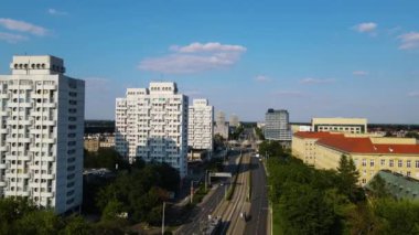 Avrupa 'nın güzel şehri, modern yerleşim bölgesi. Wroclaw Polonya' nın insansız hava aracı tarafından vurulan uçağın üzerinde uçuyor.