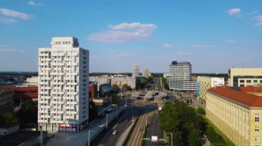 Avrupa 'nın güzel şehri, modern yerleşim bölgesi. Wroclaw Polonya' nın insansız hava aracı tarafından vurulan uçağın üzerinde uçuyor.